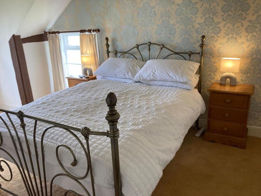 Bryntirion Farmhouse Rooms Llanfair Caereinion Exteriér fotografie